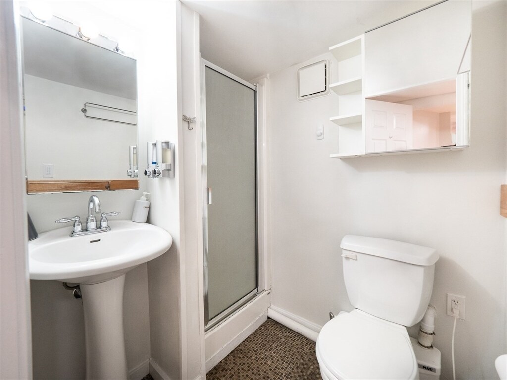 Building Photo - 12 Adella Pl