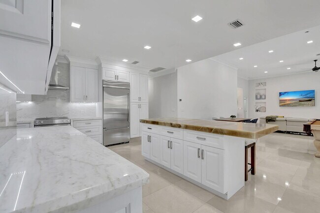 Building Photo - 10099 Canoe Brook Cir
