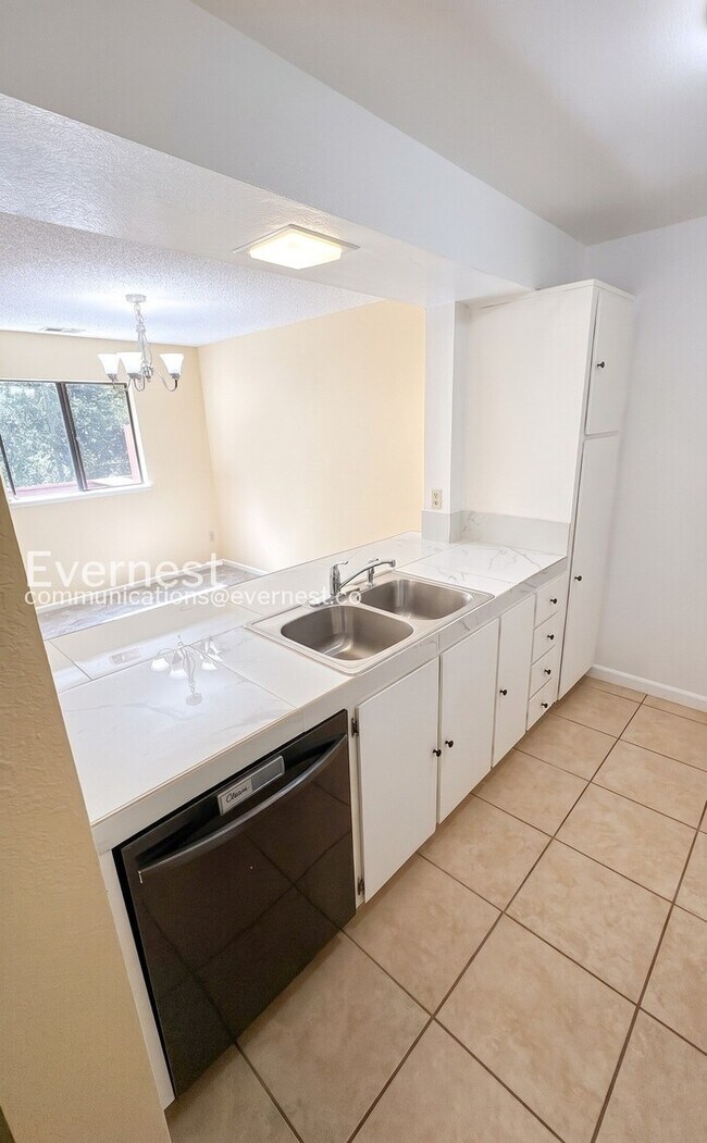 Building Photo - 914 Valley Run