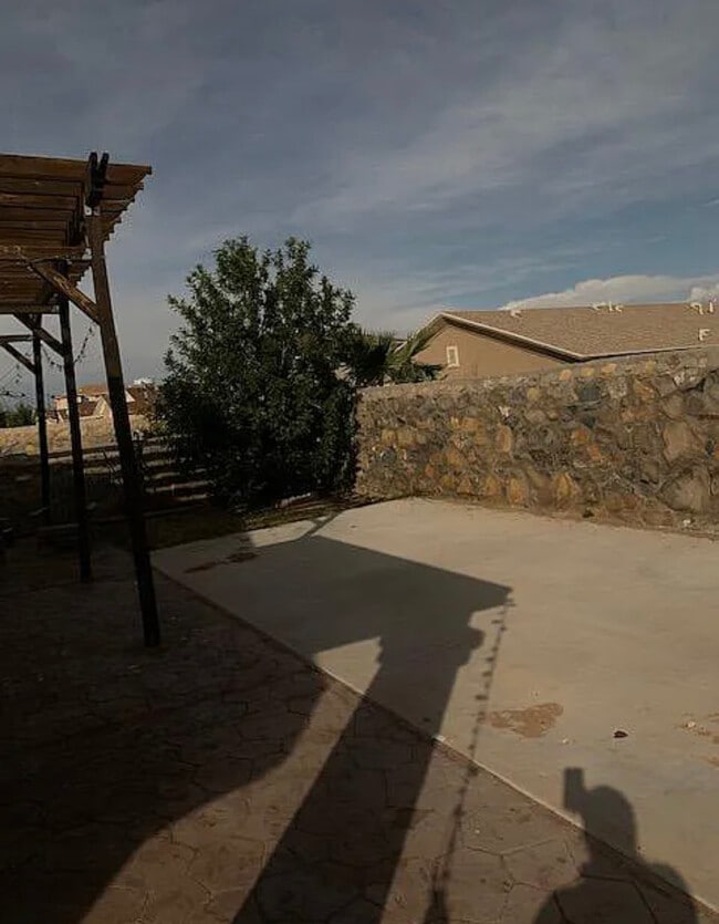 Building Photo - 14207 North Point Ave