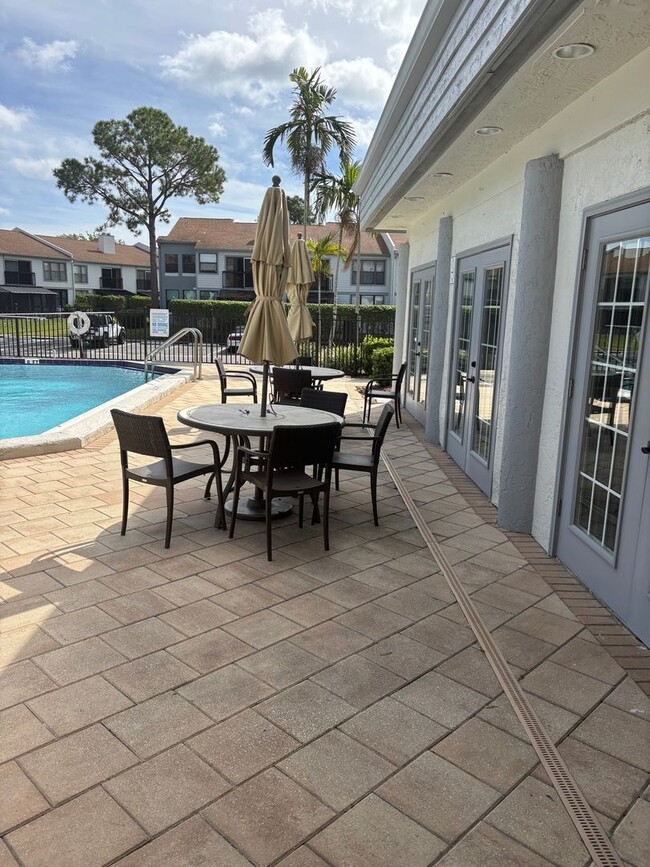 Building Photo - Charming 2BR Condo in Clearwater