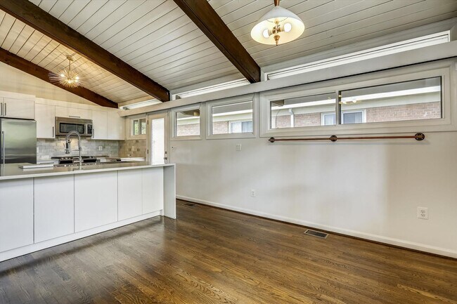 Building Photo - 3/3 Beautiful Contemporary Home in Greenwich Forest