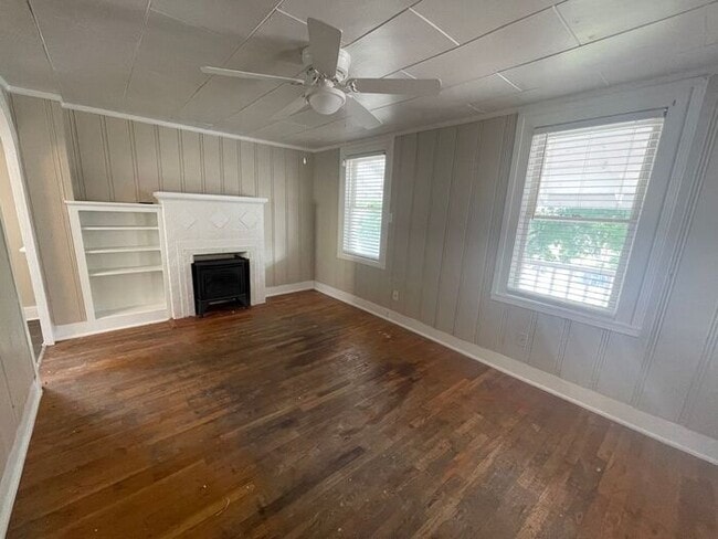 Building Photo - Simply the BEST! Adorable 1 Bedroom/1 Bath...