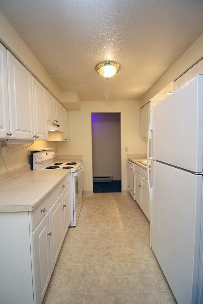 Building Photo - Cute and Ideal 3 Bedroom Ranch Style House...