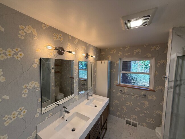 Building Photo - Stunning 4 Bed 4 Bath Home Steps from Golden Gardens in Ballard with MIL Suite