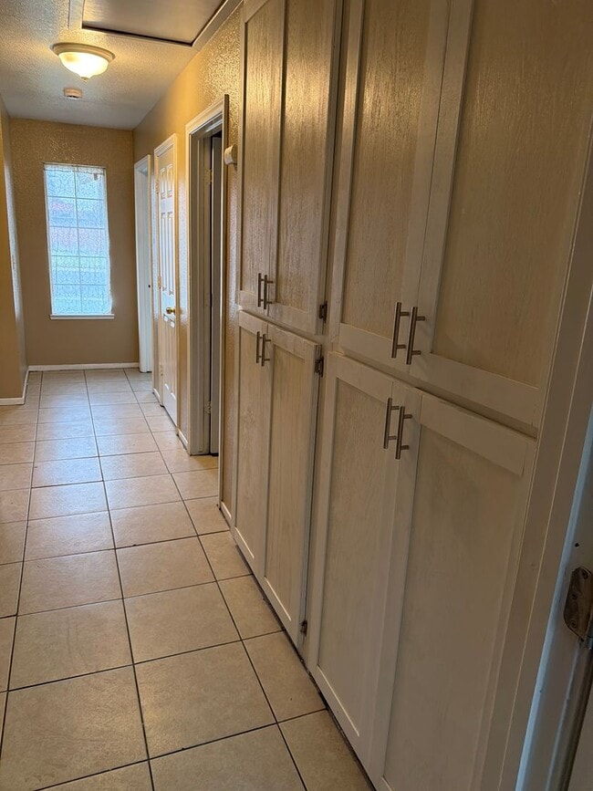 Building Photo - 2127 Park View Dr