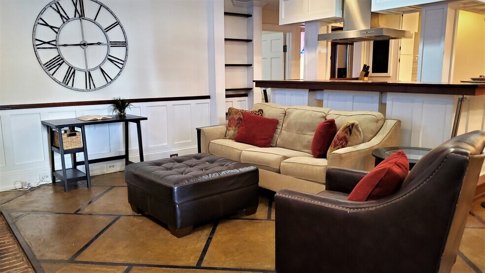 Living area - 101 W Oglethorpe Ave