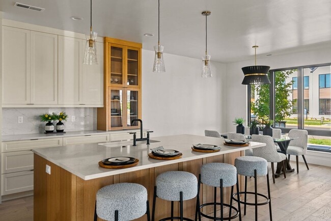 Building Photo - Exquisite Town home living: Bends desirabl...