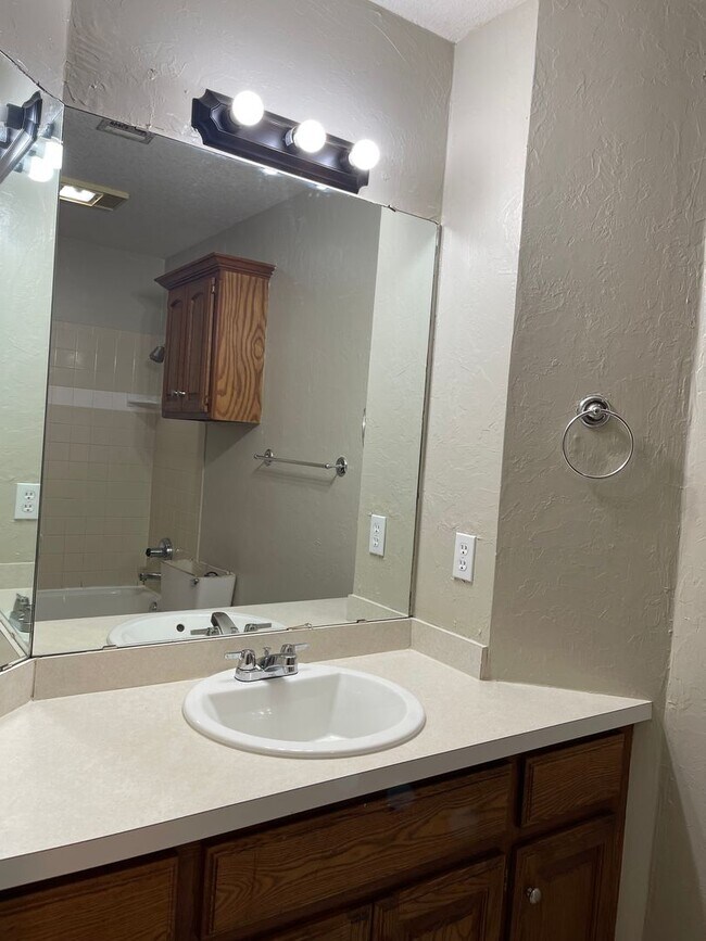 Building Photo - 3 bed, 2 bath w/ 2 car garage home for ren...