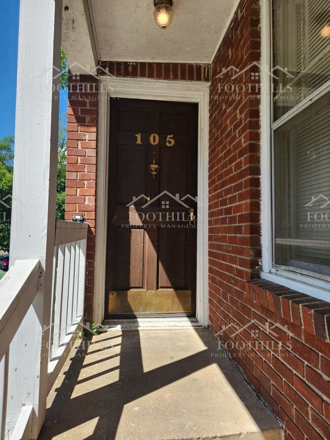 Building Photo - Cozy 1 Bed Duplex with Original Hardwood F...