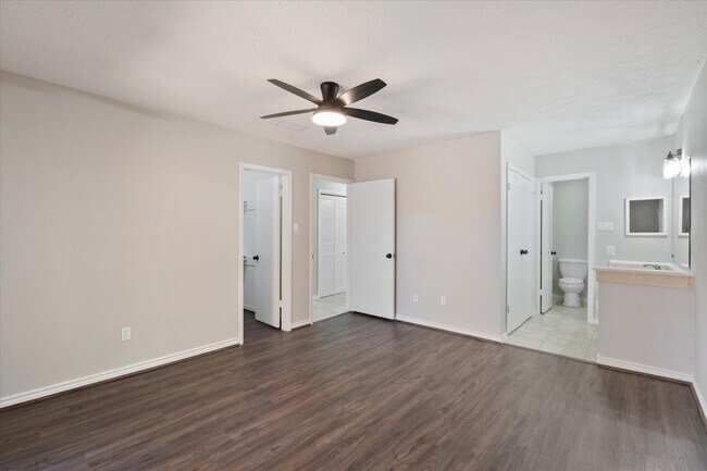 Building Photo - 16106 New Field Dr