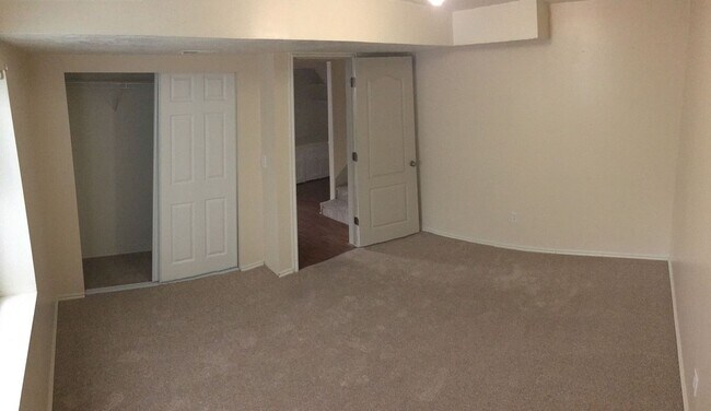 Building Photo - Spacious Home w 2 attached 2 car garage