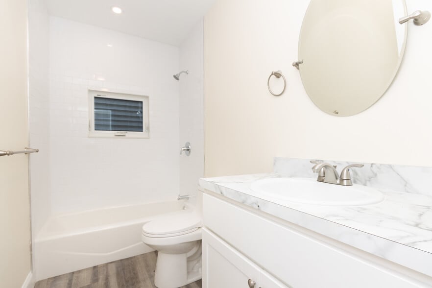 Building Photo - 2 French Ter