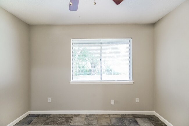 Building Photo - 4427 Ravine Dr