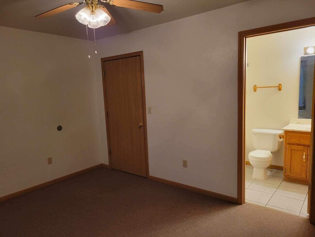 Building Photo - 2 BEDROOM 2 BATHROOM DUPLEX WITH GARAGE