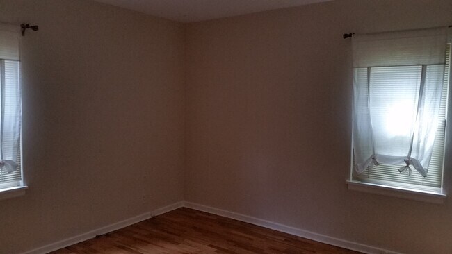 Building Photo - Occupied, do not disturb tenants. Barge-Chestnut Historic District Craftsman 2br 2ba home, with a...