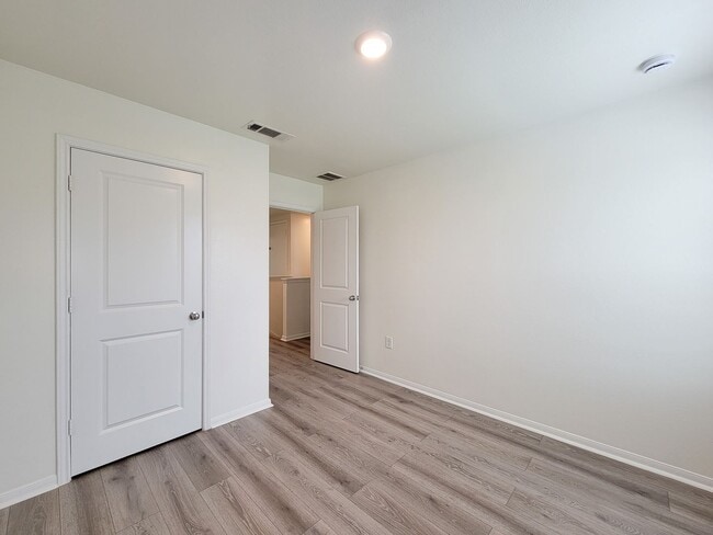 Building Photo - Beautiful 4 bedroom 2.5 bath home with gra...