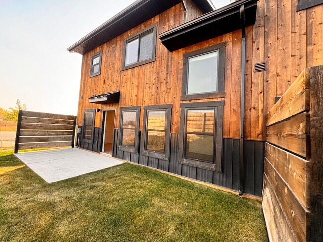 Building Photo - Modern 3-Bedroom Townhome in the Heart of ...