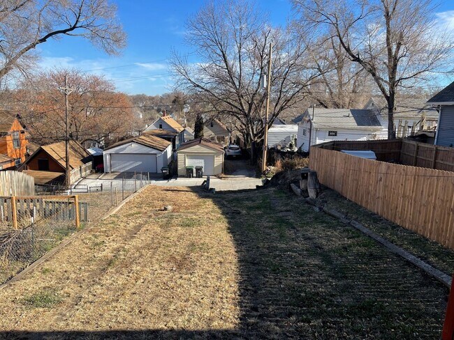 Building Photo - Cozy Renovated 2 Bed in South Omaha!