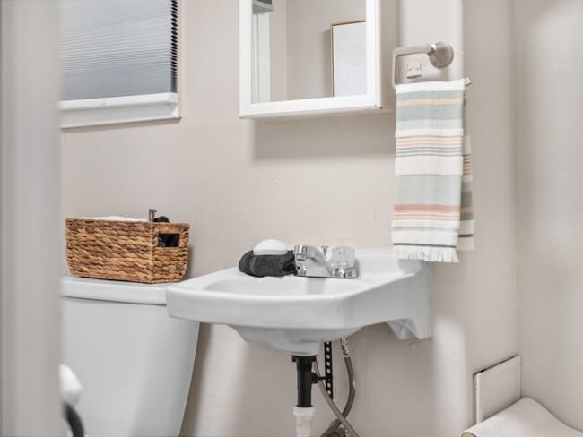 Building Photo - Boho Chic Loft (Furnished)