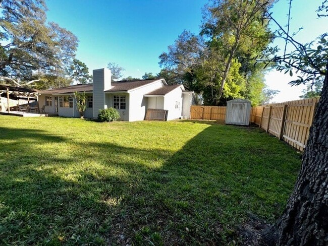 Building Photo - 320 Columbus Cir
