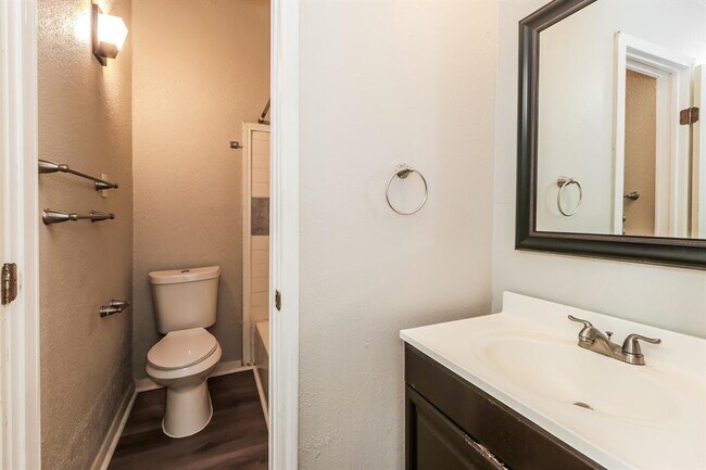 Building Photo - 2 Lakeway St