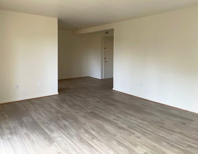 Building Photo - Charming 2 bedroom condo off of Jamestown Road! AVAILABLE July 2026!