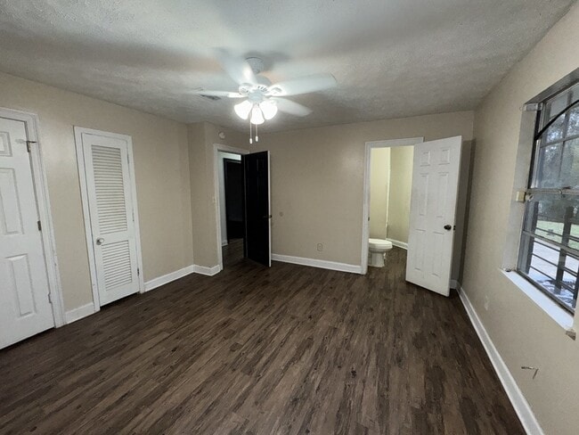 Building Photo - 1219 Shalimar Dr