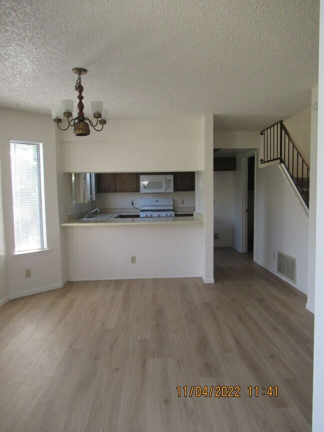 Building Photo - 1220 Iris Ct