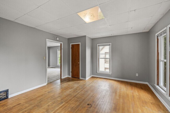 Building Photo - Cute 2BR 1 Bath Apartment Available 8/15