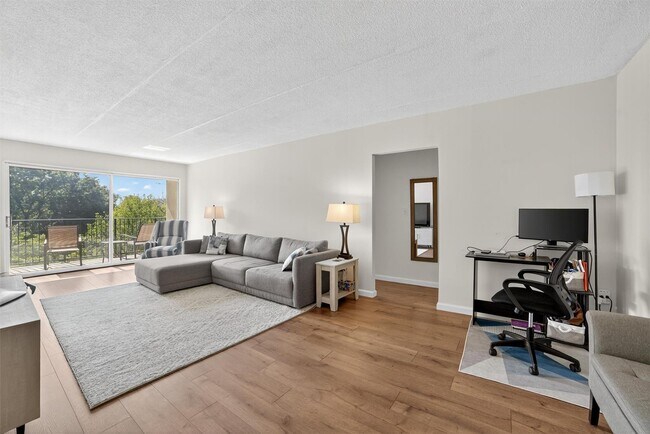 Building Photo - 130 Colonial Pkwy