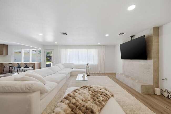 Building Photo - 5610 Court of Lions St