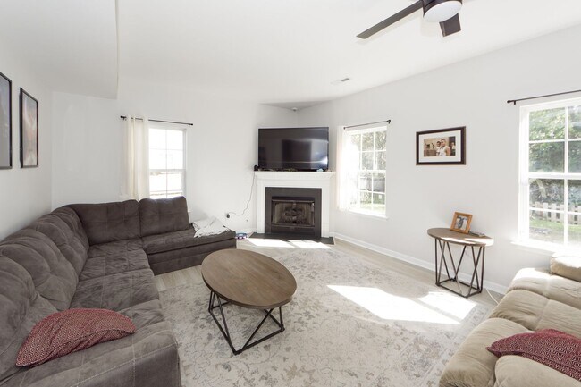 Building Photo - 4 Bedroom 2.5 Bath House in Woodland Lakes - Goose Creek