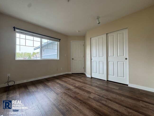 Building Photo - Spacious 5-Bedroom Home with 3-Car Garage & Fenced Yard in Kent!!