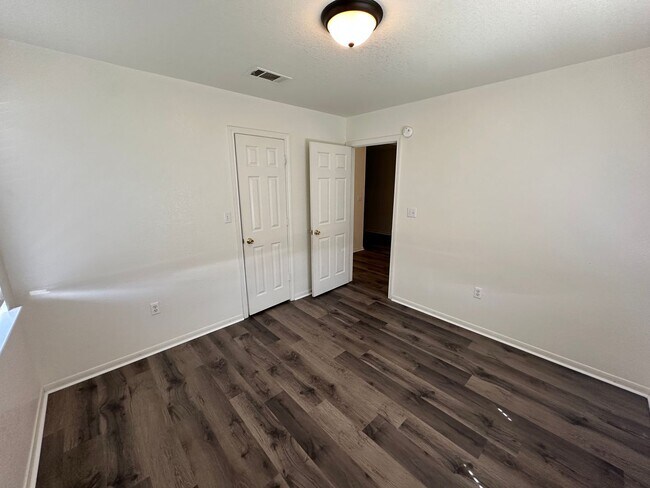 Building Photo - 204 W Avenue F