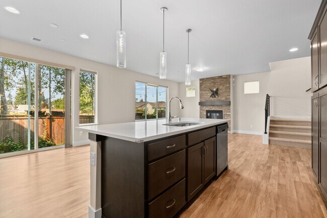 Building Photo - 3Bd/2.5Ba Lynnwood Home