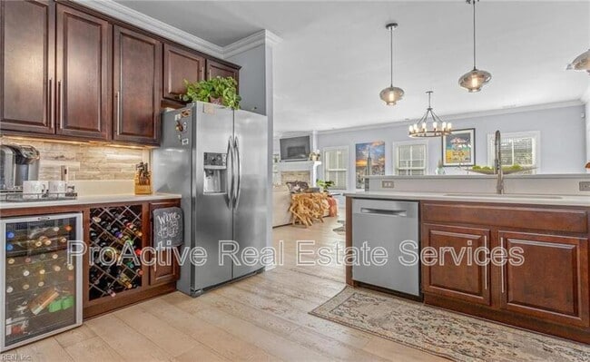 Building Photo - 9531 6th Bay St