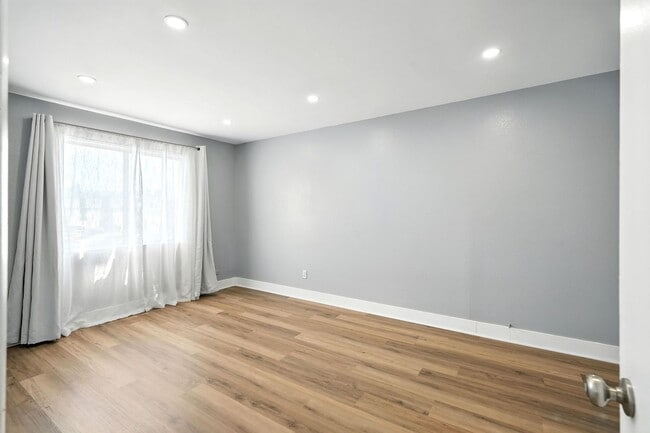 Building Photo - Charming 2BR + 1BA Condo in Tarzana availa...