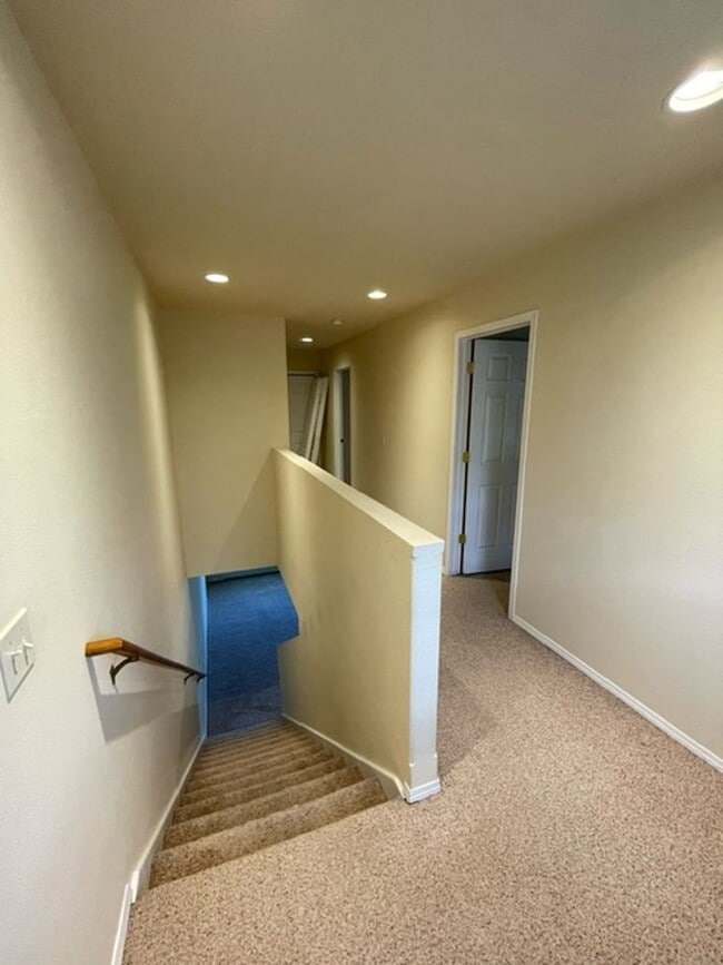 Building Photo - 2 Bedroom 1 1/2 Bathroom - Close to Campus...