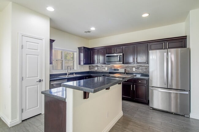 Building Photo - A MUST SEE 3BD/2.5BA SINGLE FAMILY HOME!