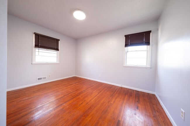 Building Photo - 445 Walnut Ln