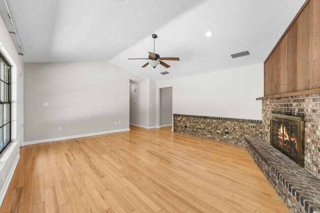 Building Photo - Spacious Pool Home in Desirable NW Gainesville