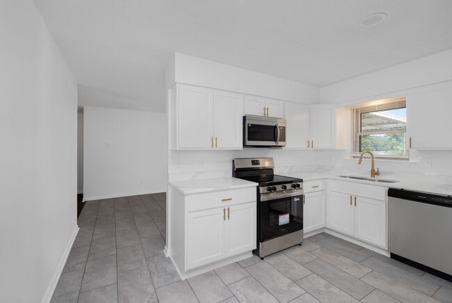 Building Photo - 3 bedroom, 2 bath recently renovated in So...