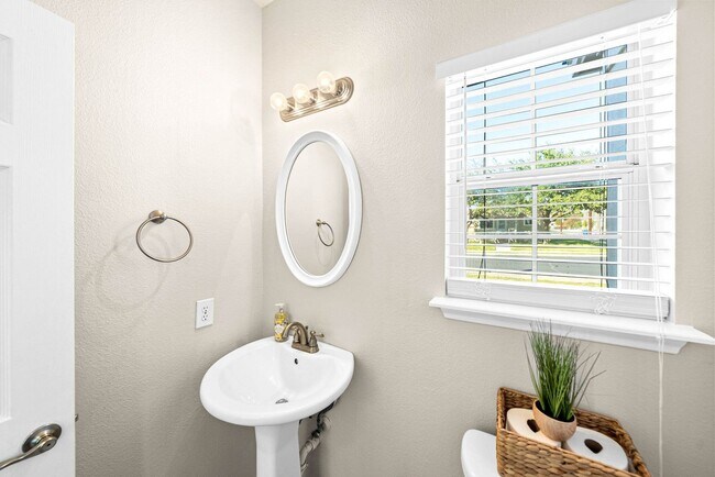 Building Photo - Downtown Home within Minutes from the Riverwalk & Alamodome ~ Large Corner Lot!