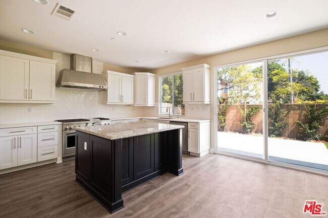 Building Photo - 5929 Spelthorne Ln
