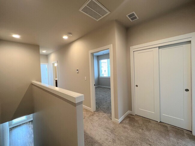 Building Photo - Start Lease by 8/15 to Receive REMAINDER o...