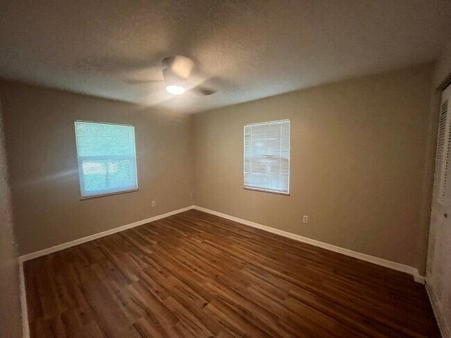 Building Photo - 115 36th Ct