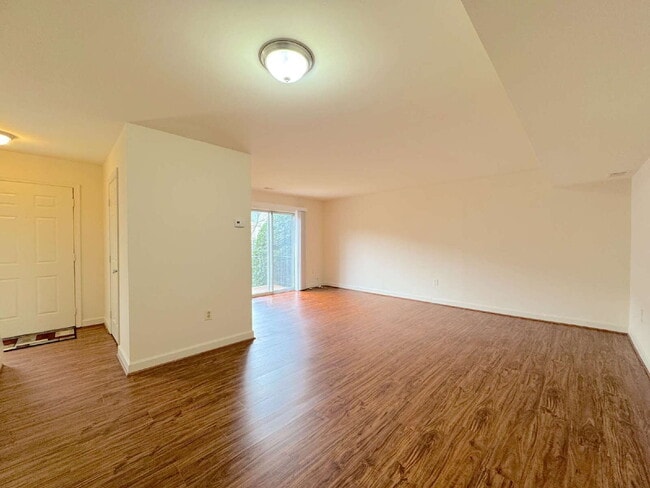 Building Photo - Welcome to this charming 2-bedroom, 2-bathroom townhouse nestled in the heart of Annandale.