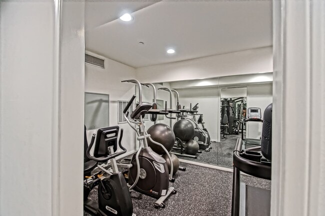 Building Photo - **Move in Special $1000 Off Third Months Rent** Remodeled Corner 3+2 Unit with Luxury Finishes Ne...