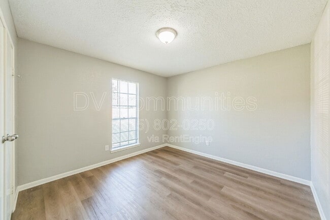 Building Photo - 809 Willow Creek Dr